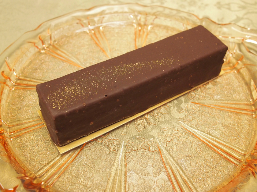 チョコレートにコーティングされたバウムクーヘン生地にオレンジゼリーがサンドされているお菓子です。