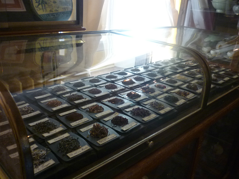 紅茶博物館には茶葉の見本もたくさん飾ってあります。