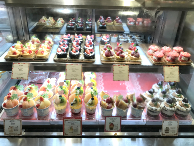 ラ・プティ・メルスリーの店頭には可愛いカップケーキとプチガトーが並んでいます。