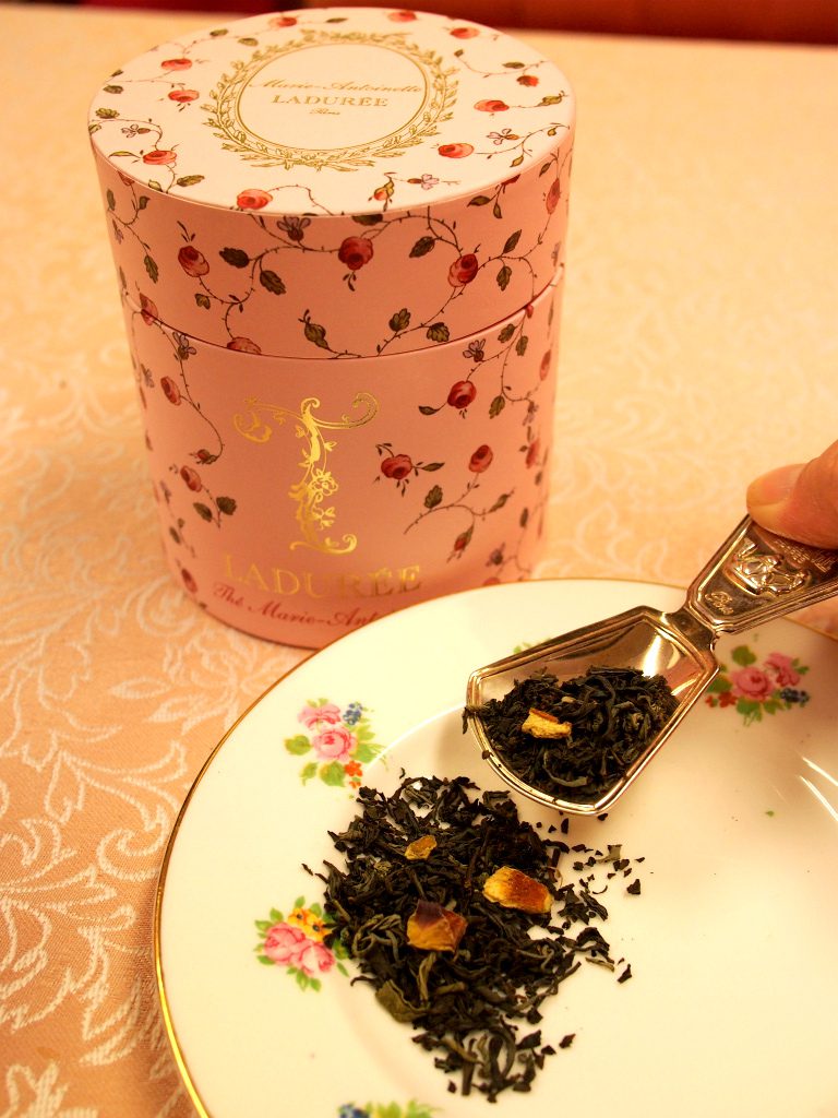 こちらはテ マリーアントワネット の茶葉。薔薇の花びらやオレンジピールが入っていて茶葉の見た目も華やかです。