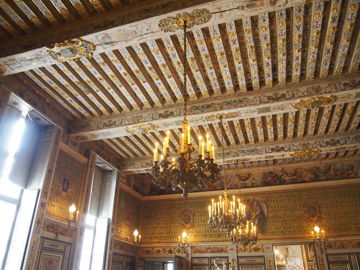 フランスの宮殿の天井はイタリア風のものが多いですが、フォンテーヌブローにはフランス式の天井が多く残っています。