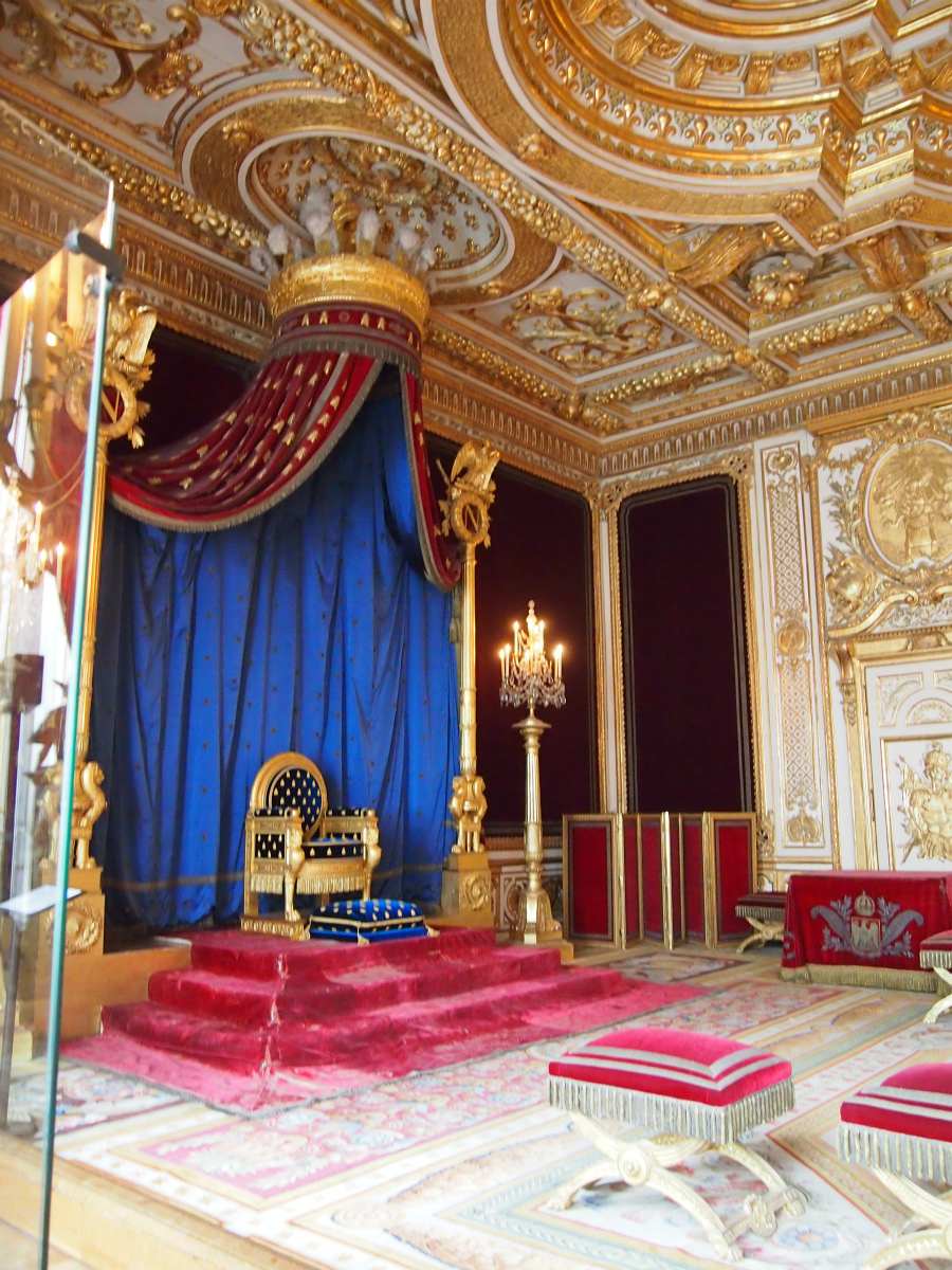 ここはアンリ４世からルイ16世の時代までは王の寝室だった部屋。1808年に皇帝ナポレオンによって王座の間に改装されました。