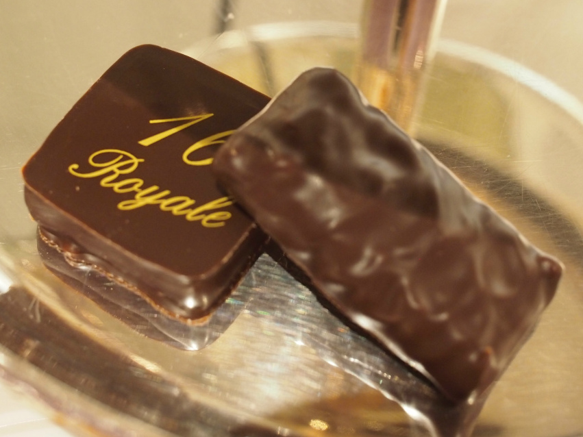 チョコレートに書いてある”16”はパリのラデュレの番地です。