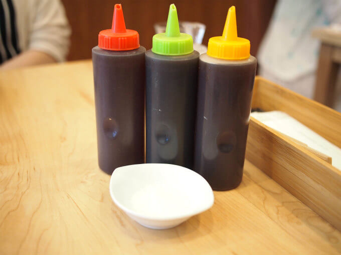 左からベリー、アールグレイ、キャラメルの紅茶シロップ。お皿に乗っているのがお塩です。
