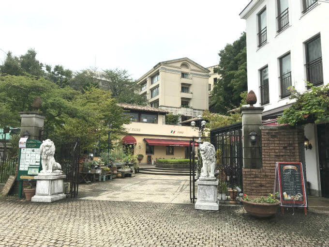フィオーレの森の庭園の入り口を入って右に進みます。