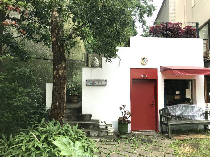奥に進むと「椿館」という建物があり、その建物の左にある階段を上ります。