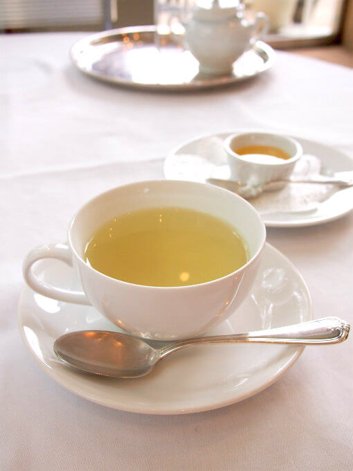 ティーポットの紅茶を飲み終えると2杯目の飲みのがサービスされます。こちらはミントティー。はちみつ付きです。
