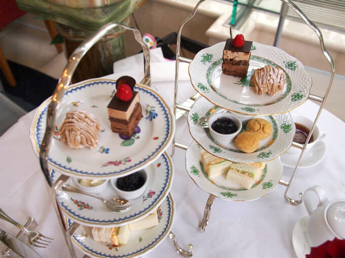 ケーキスタンドのプレートはリチャードジノリのイタリアンフルーツとヘレンドのアポニーグリーンでした。素敵すぎる!!!