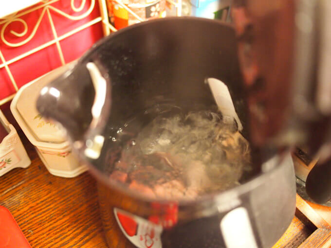 紅茶を入れるときのお湯はこれくらい沸騰したお湯を使います。