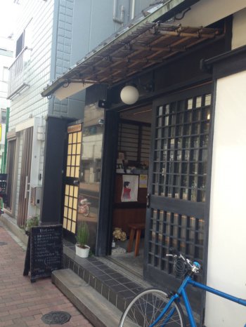 浅草店は浅草寺の北のほうにあります。