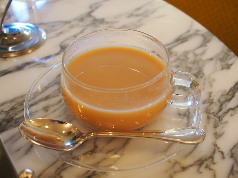 日比谷パレスのアフタヌーンティーの紅茶アッサムのミルクティー
