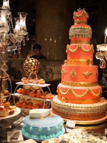 マリー・アントワネットの結婚がテーマなので華やかなウェディングケーキのオブジェがたくさんありました。