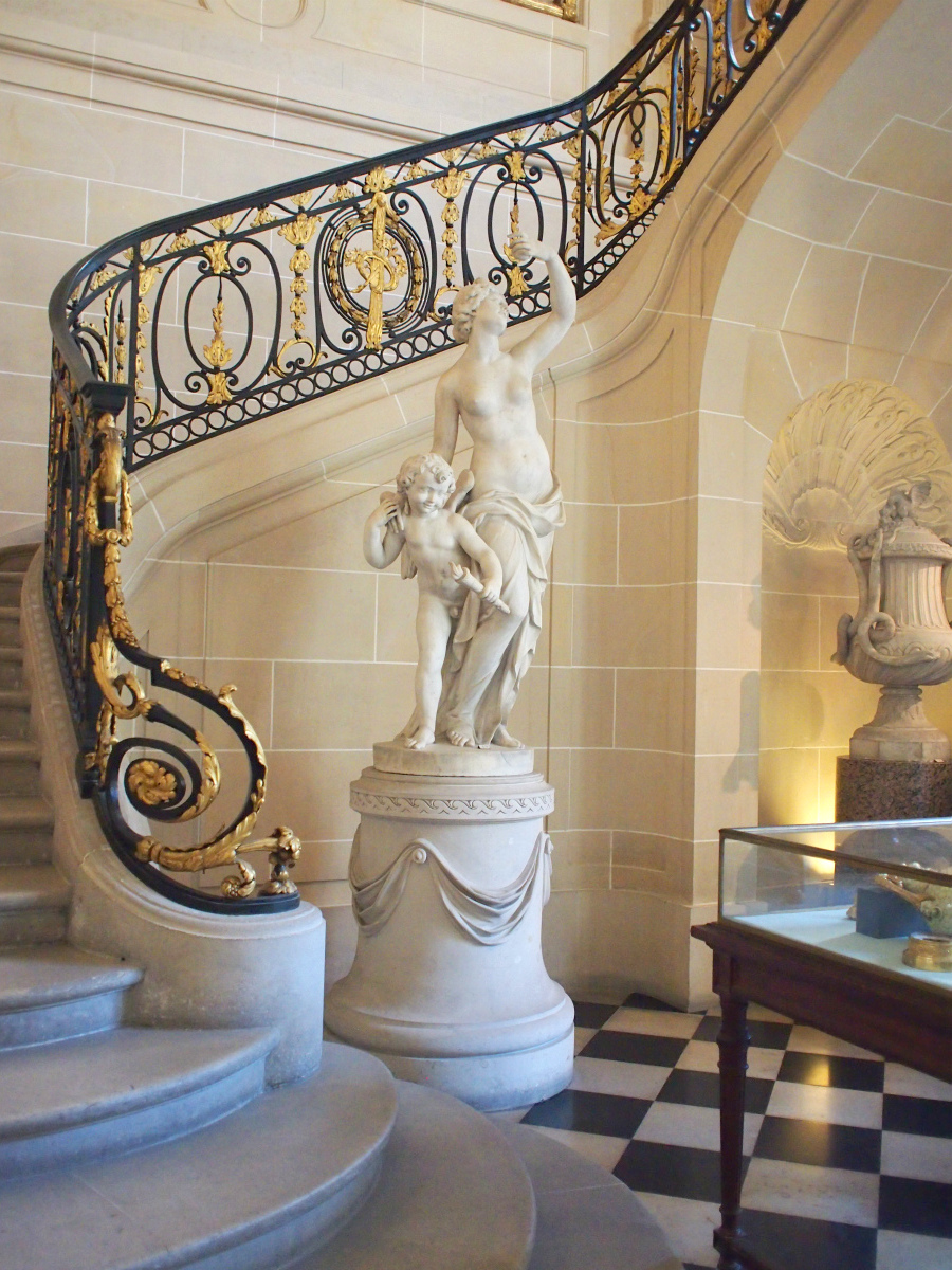 入ってすぐの階段室から豪華です。プチトリアノン宮殿の階段室と雰囲気が似ています。