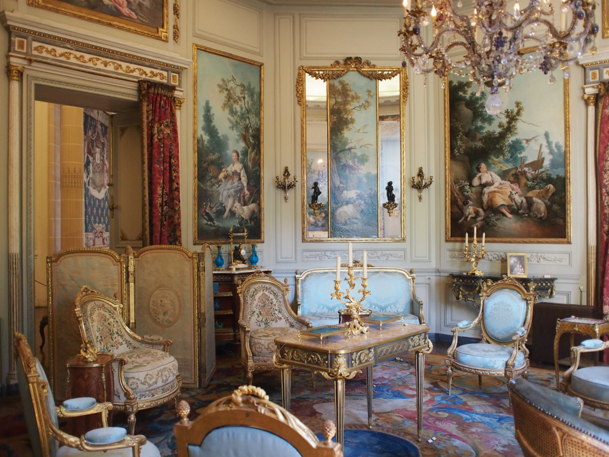 置いてある家具も豪華で宮殿のようです。