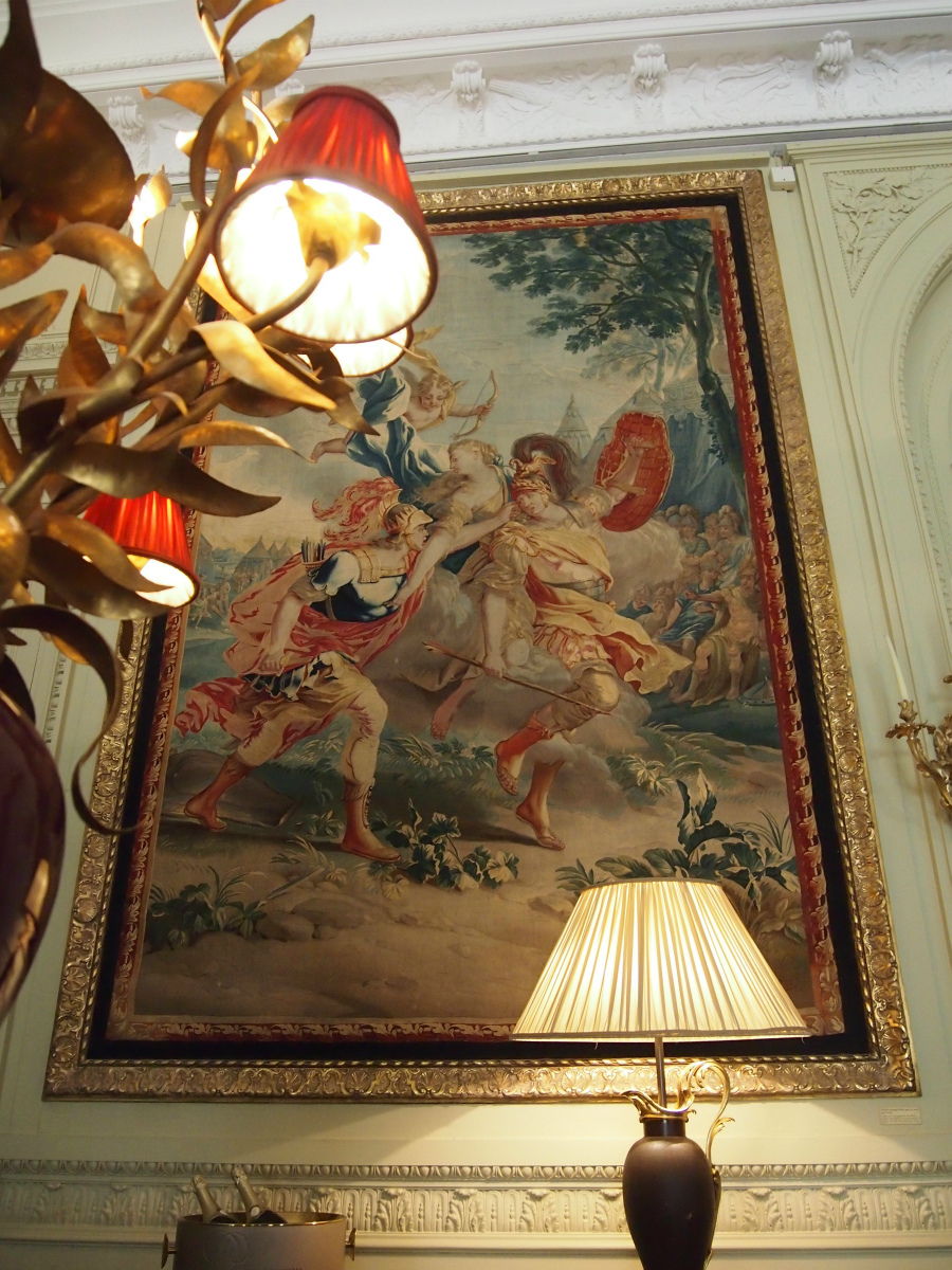 サロン・ド・テにも大きなタペストリーがいくつも飾ってありました。