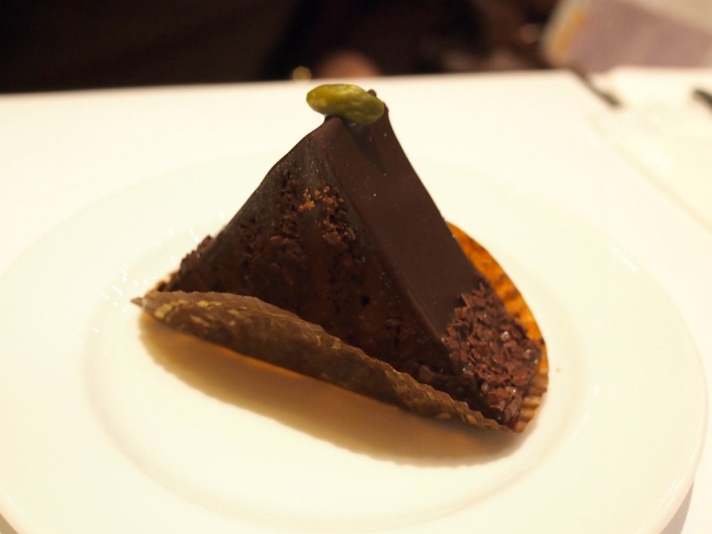こちらは「ピラミッド」ピスタチオ入りのチョコレートケーキ。結構、甘いケーキでした。