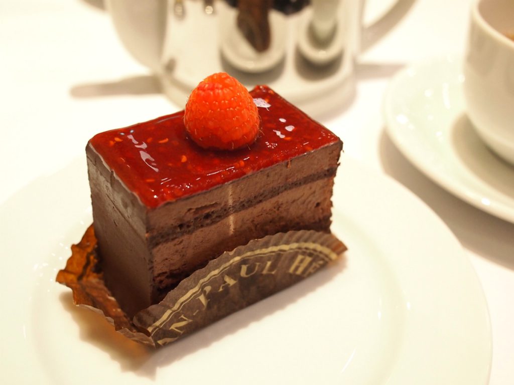こちらは「ショコラフランボワーズ」ビターチョコレートにフランボワーズの酸味が効いたケーキ。