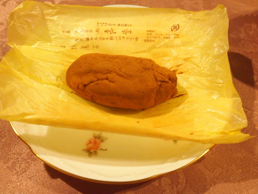 包を開けるとコロンと茶色いお菓子。シナモンパウダーがたっぷりふりかかっています。