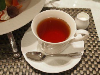 紅茶はセイロンのブレンドティーのようでした。