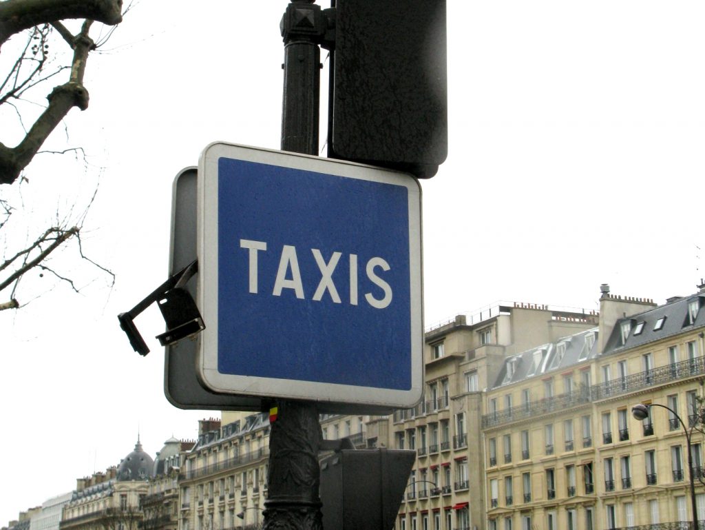 パリのタクシー乗り場の看板