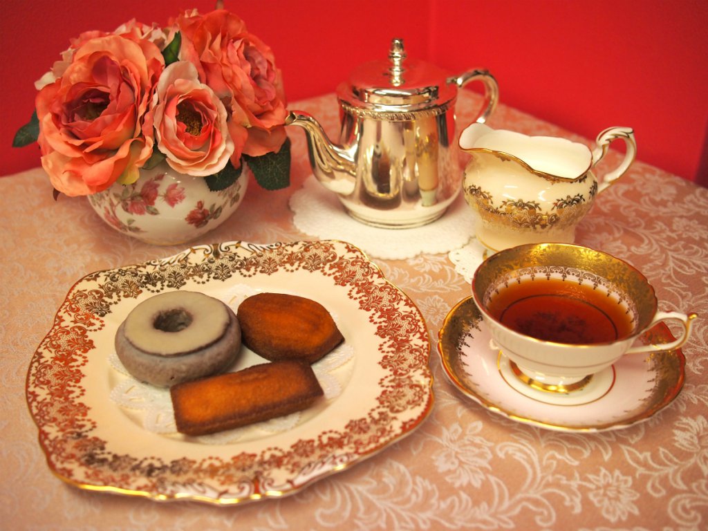 トシヨロイヅカの焼き菓子と紅茶