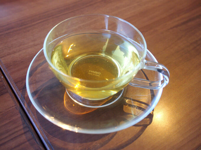 こちらは白桃烏龍茶。上質な烏龍茶に白桃がよく合って美味しかったです。