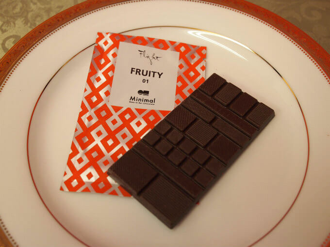 「FRUITY 01」 はベトナム産のカカオを68%使用したチョコレート。 カシスのようなフルーティーな風味