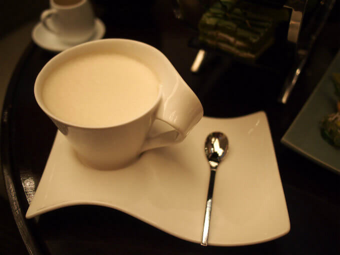 こちらはロイヤルミルクティー。茶葉はアイリッシュウイスキーで蜂蜜付きでした。