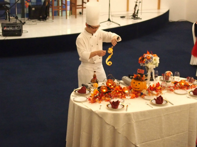 シュビア赤坂のパティシエ福山さんが紅茶（ダージリン）を使ったクレープシュゼットのパフォーマンスを披露してくれました。