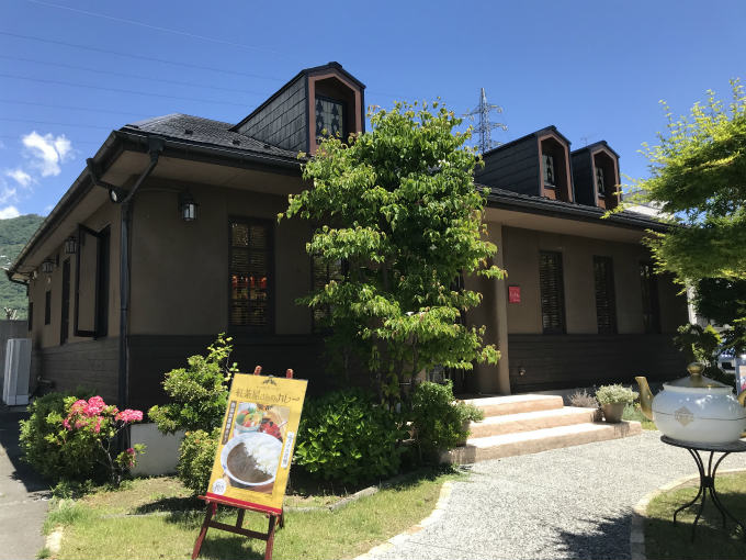こちらは山梨のムレスナティー専門店「Echelon tea house 甲府」の外観。なんかメルヘンチックで可愛いですよね!