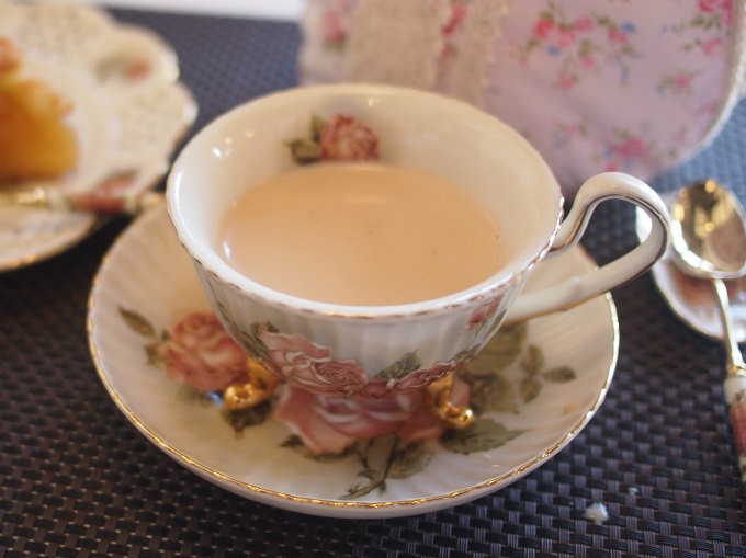 こちらはロンネフェルト紅茶の定番フレーバーティー「アイリッシュモルト」。ミルクはあとから自分で加えるのではなく、ティーポットの中でミルクティーになっていました。