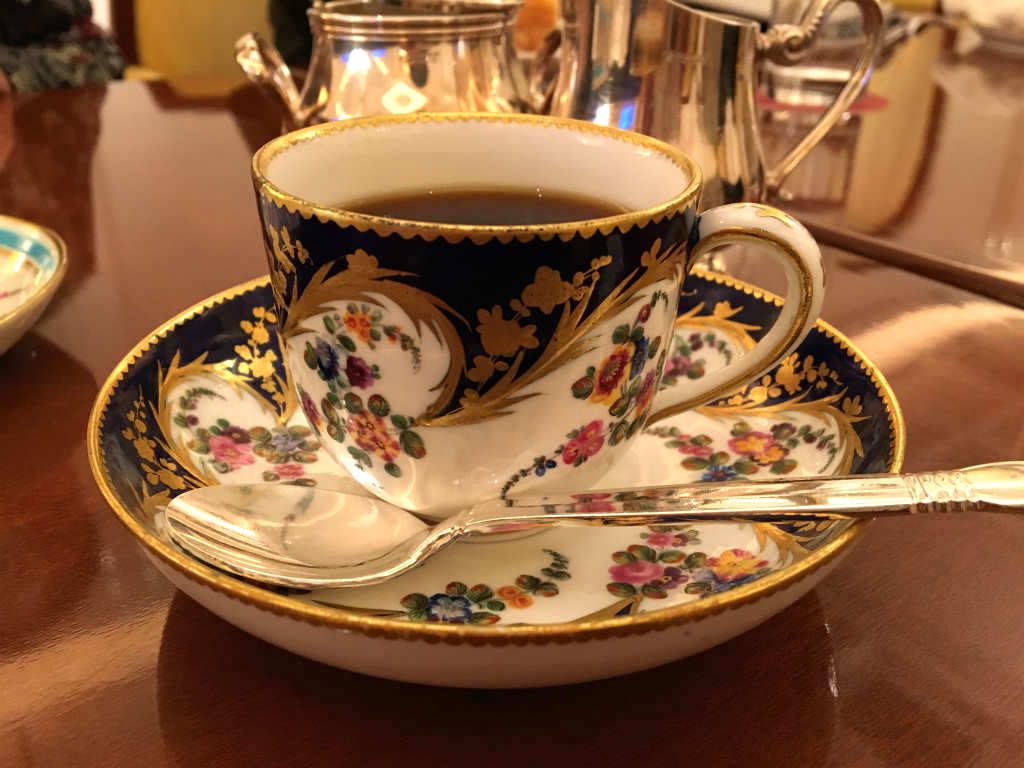 こちらは18世紀末頃のセーブルのカップ
