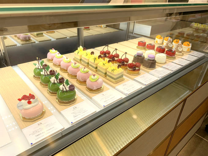 HIBIKA日本橋髙島屋店のショーケース。春の限定ケーキがずらーっと並んでいます。