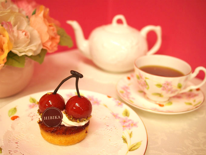 HIBIKA（ひびか）の春のケーキ「さくらんぼ」と紅茶