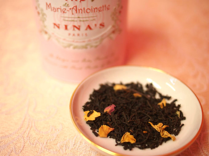 ニナス　マリーアントワネットはバラの花びらも入っていて、茶葉の見た目も可愛いです。