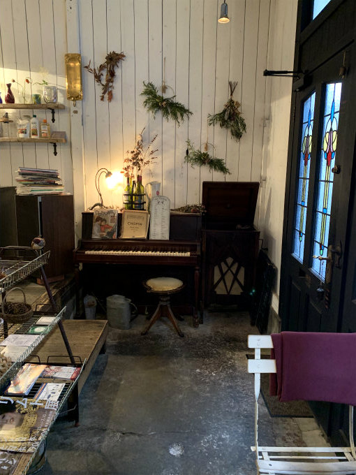 オトノヴァの店内。入り口のドアにはステンドグラス。アンティークの小さなピアノや蓄音機などが置かれています。