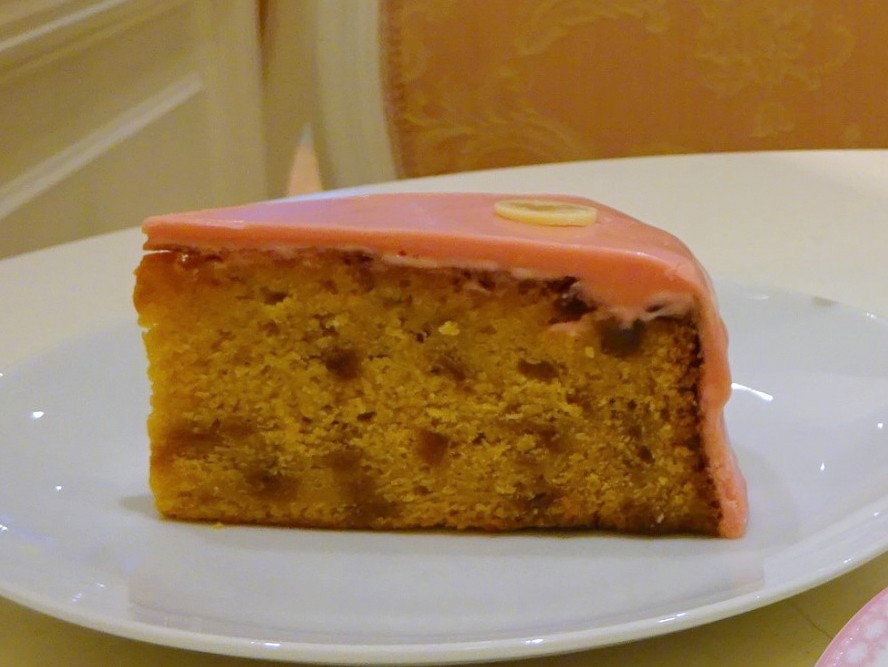 こちらはニナスのパリ本店のマリーアントワネットケーキ。