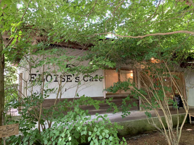 エロイーズカフェは軽井沢ゴルフ倶楽部の近くの緑豊かな別荘地にあります。