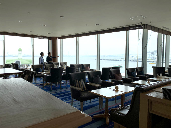 窓が大きく横浜湾を一望できます。