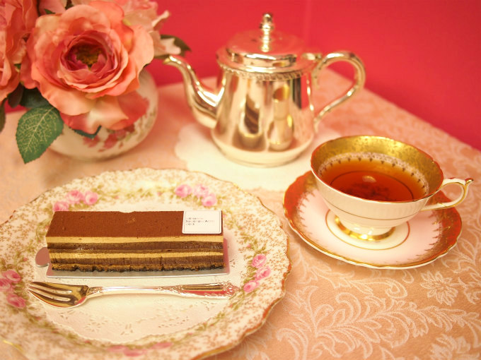 パティスリー・サダハル・アオキ・パリの丸の内店限定「オペラ」と紅茶