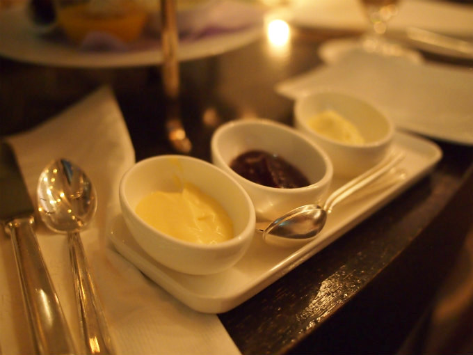 スプレッドは左からレモンクリーム、ミックスベリージャム、クロテッドクリームです。