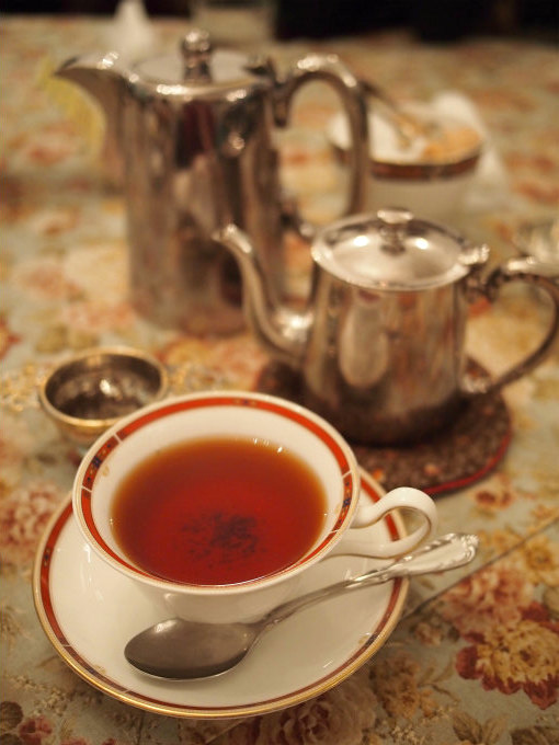 こちらはディンブラ。ティーポットには茶葉が入ったままの英国式なので、差し湯も用意してくれます。