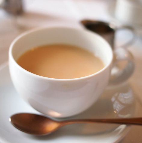 イングリッシュブレックファスト デカフェ 飲みやすい紅茶。ミルクティーにしてみました。