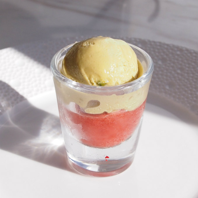 ピスタチオアイスクリームと苺のソルベ