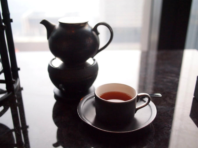ティーカップの中は白いので紅茶の色をちゃんと楽しめるところがいいですね。