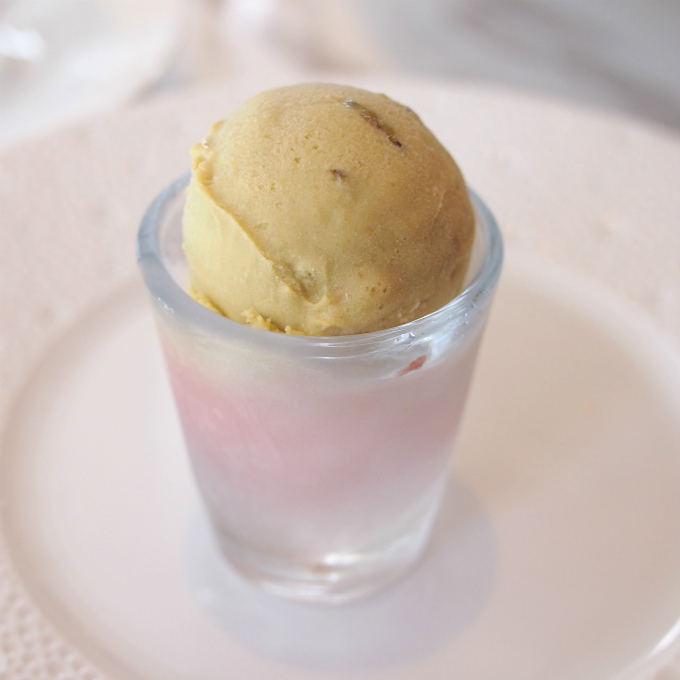 ピスタチオアイスクリームと苺のソルベこちらは前回のFestive Afternoon Teaのときも提供されていました。