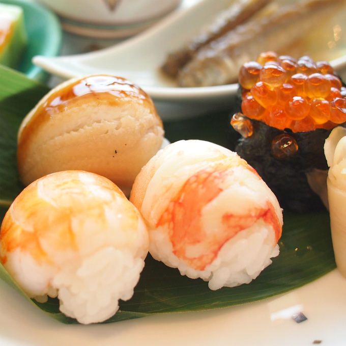 手毬寿司は海老、蟹、穴子、いくらの４種類でした。