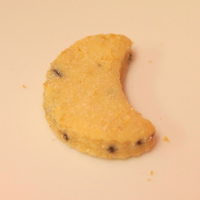 ミカヅキ
チョコチップ入りのクッキー。三日月形は幸運を引き寄せる形だそう。