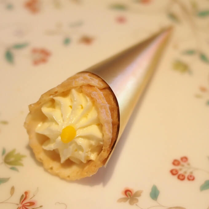 花束に見立てた洋梨のクリームコーン
洋梨のリキュールを使ったバタークリームとクルミのスイーツ