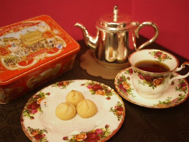 銀座WESTのクッキー「ヴィクトリア」と紅茶
